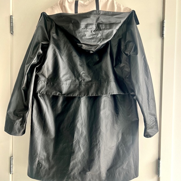 Into the Drizzle Lululemon Jacket NWT size 10 - Picture 6 of 9